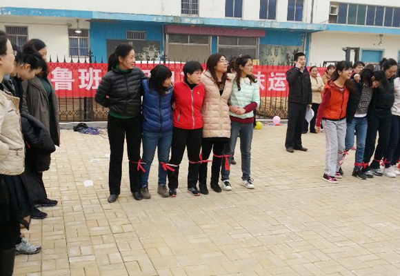 2014年3月7日，公司全體女職工以昂揚的斗志，飽滿的精神狀態(tài)，參加了金魯班集團組織的第一屆趣味運動會，并參與了跳繩、拔河、踢毽子等7個項目的比賽，包攬了踢毽子前三名的傲人戰(zhàn)績，拔河獲第二名。