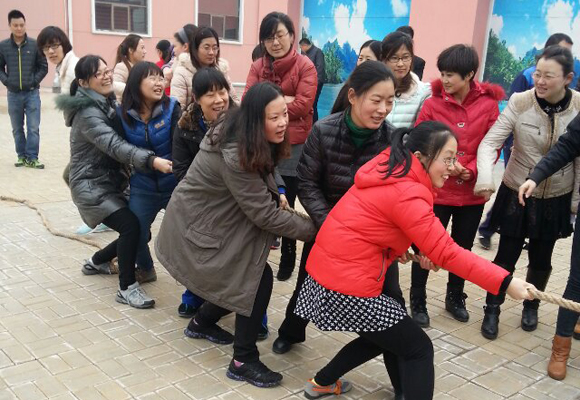 2014年3月7日，公司全體女職工以昂揚的斗志，飽滿的精神狀態(tài)，參加了金魯班集團組織的第一屆趣味運動會，并參與了跳繩、拔河、踢毽子等7個項目的比賽，包攬了踢毽子前三名的傲人戰(zhàn)績，拔河獲第二名。